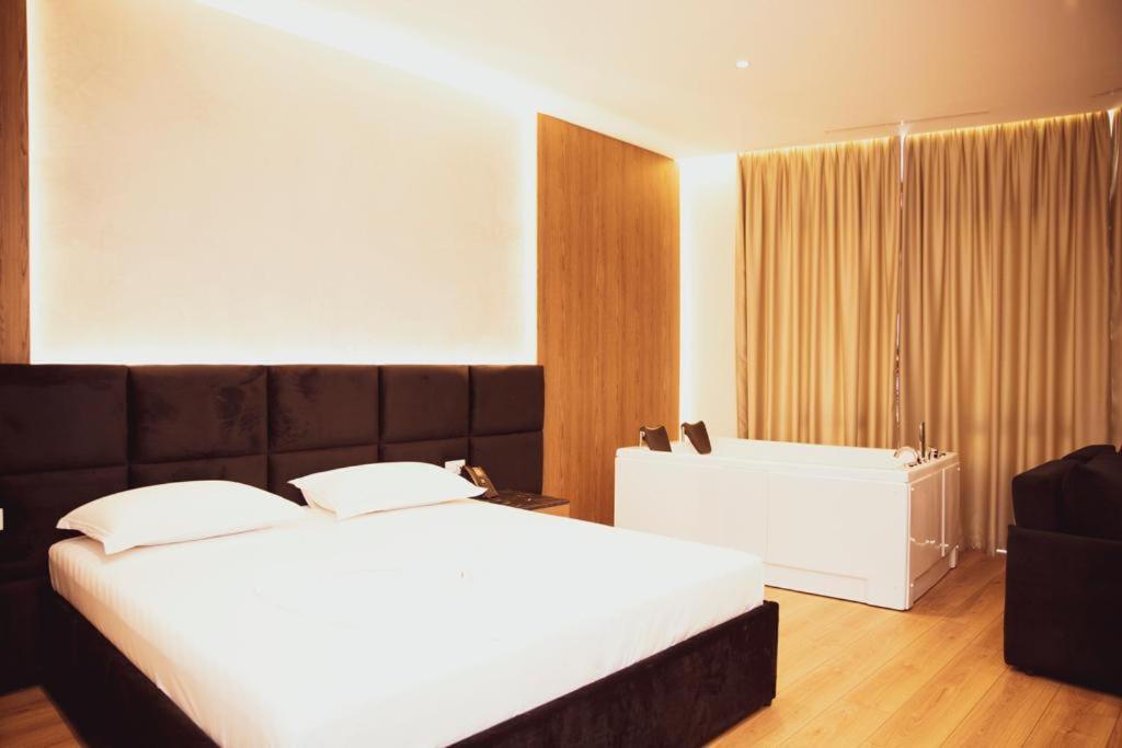 Hotel Continental Dıraç Dış mekan fotoğraf