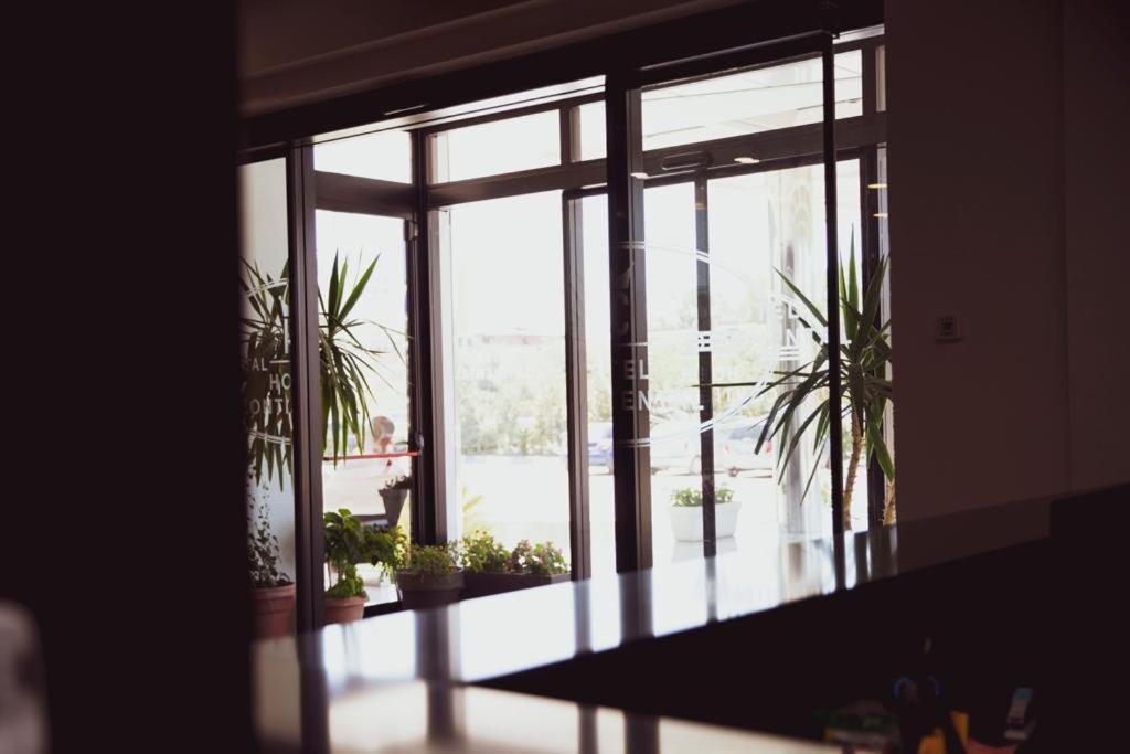 Hotel Continental Dıraç Dış mekan fotoğraf