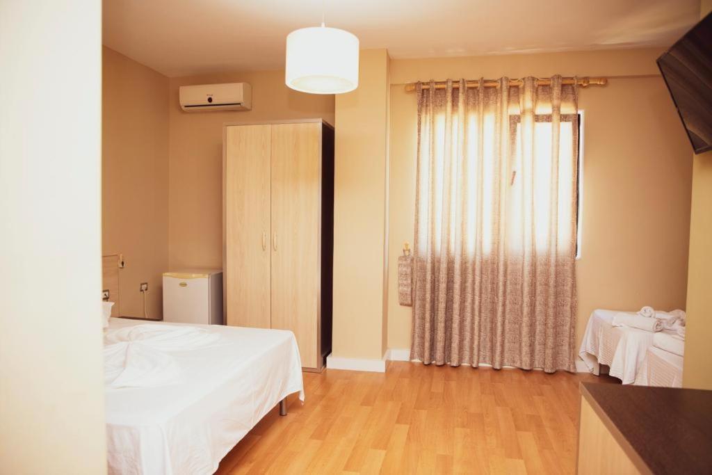 Hotel Continental Dıraç Dış mekan fotoğraf